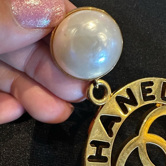 Chanel Vintage Gold Tone Dangle Hoop clip Earrings Artificial Pearl round 1980’s - Picture 8 of 10